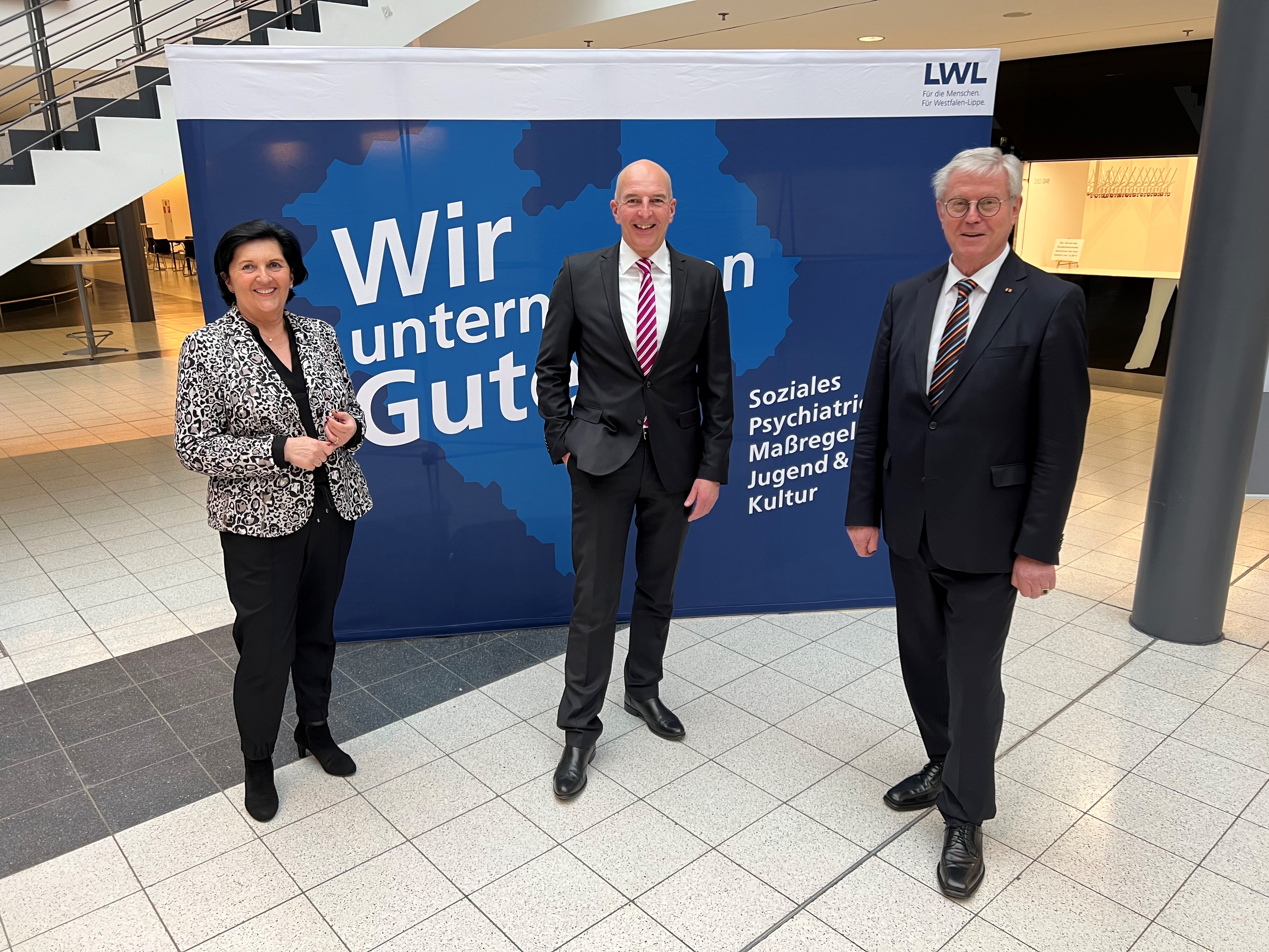 Foto (Marco M. Pufke) von links nach rechts:
 
Eva Irrgang, Vorsitzende der CDU-Fraktion der Landschaftsversammlung Westfalen-Lippe und Landrätin des Kreises Soest, CDU)